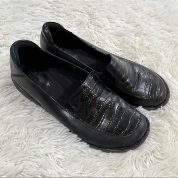 Clarks Artisan black slip on leather shoes - size 7 - Picture 1 of 3